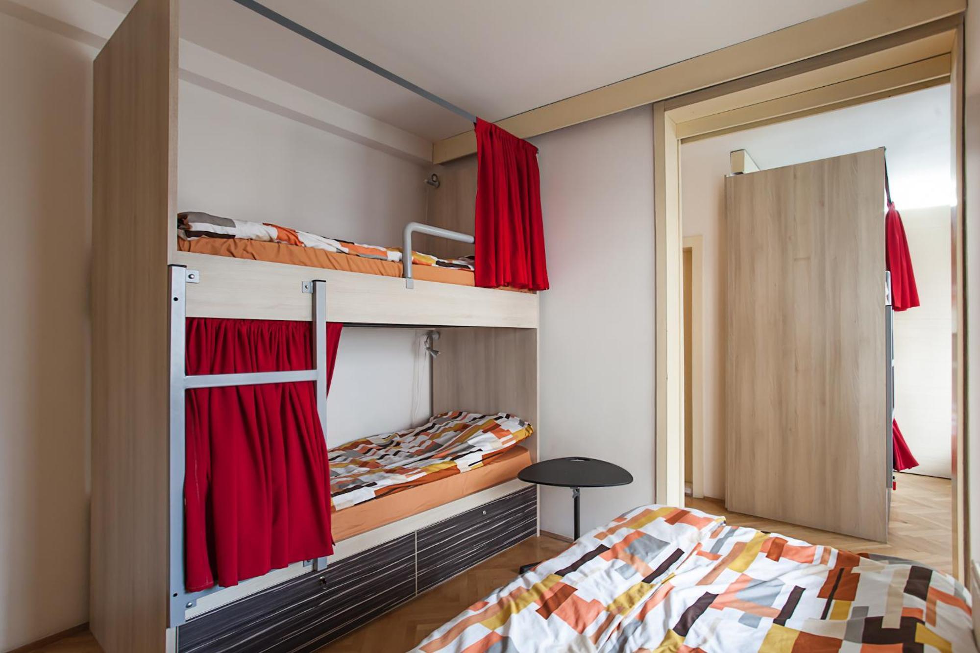 Urban Hostel & Apartments Skopje Bagian luar foto